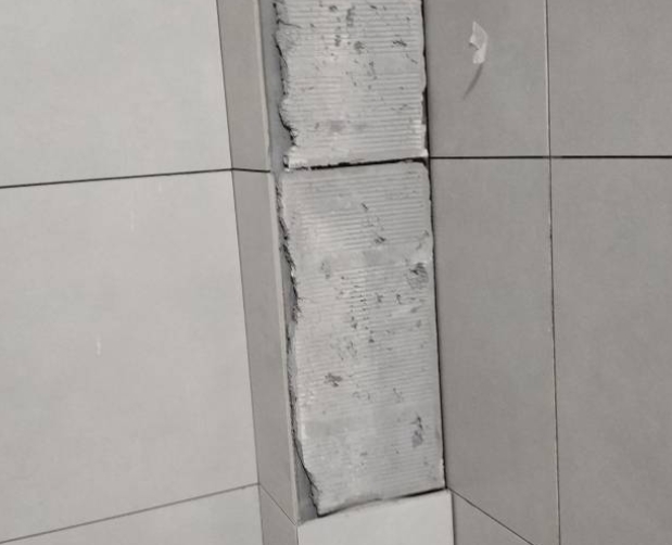 市中瓷砖空鼓维修公司分享下瓷砖施工前基层浇水润湿程度不足，可能导致以下问题